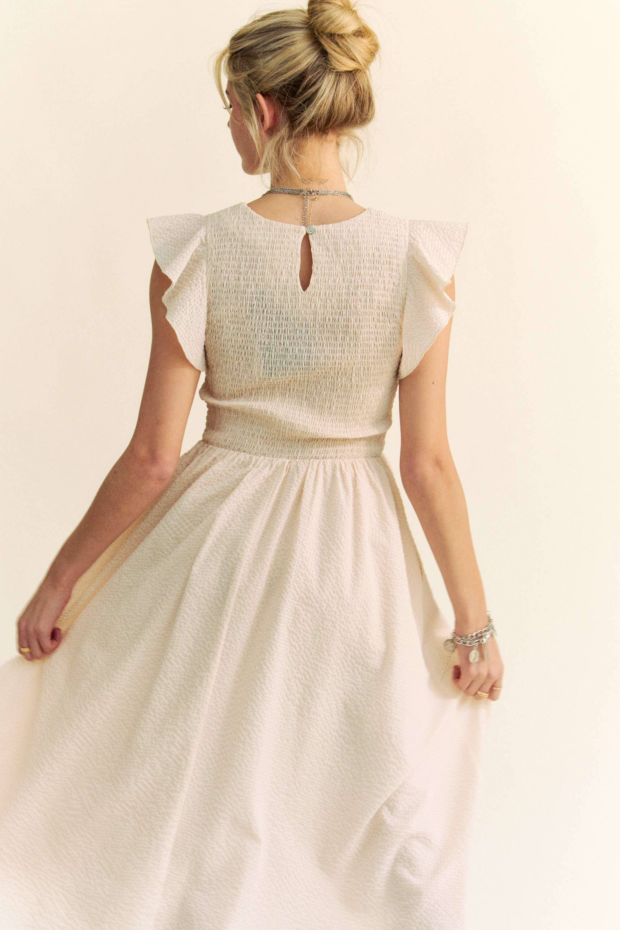 Davi & Dani – wholesale Klänning - Dam – TEXTURERAD VOLANGÄRMAD SMOCKAD MIDIKLÄNNING4