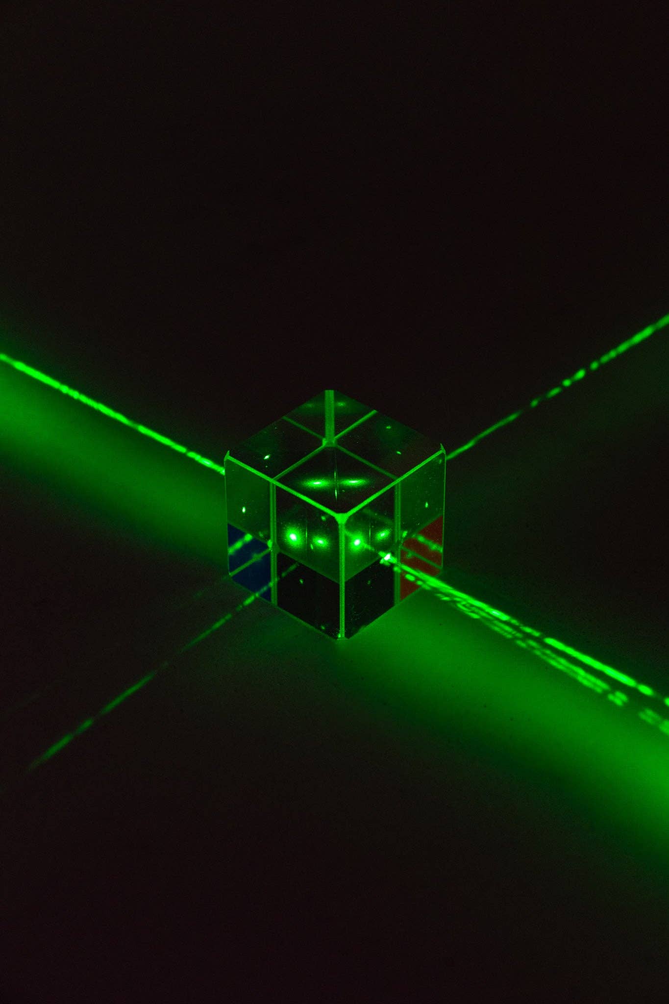 Stemcell Science Shop - Wholesale Decorative Tabletop Object - Beam Splitter Dichroic Glass X-Cube1