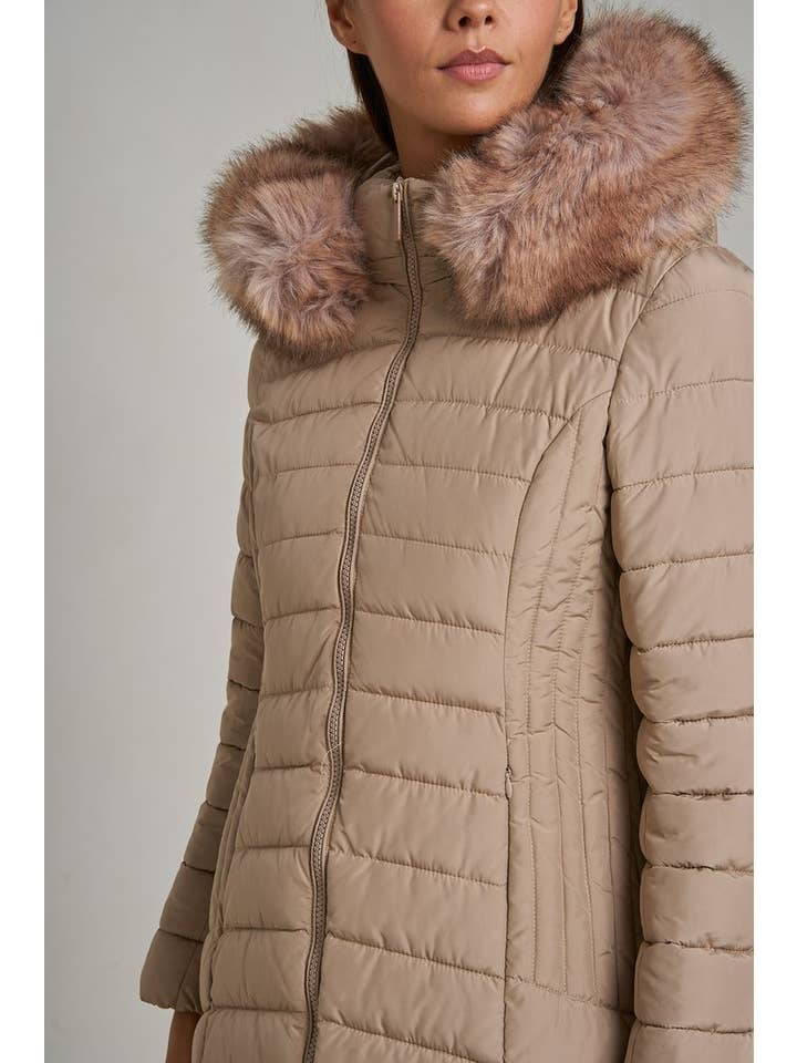 Attrait Paris – Großhandel Pufferjacke – Damen – Lange gesteppte Daunenjacke mit Fell an der Kapuze