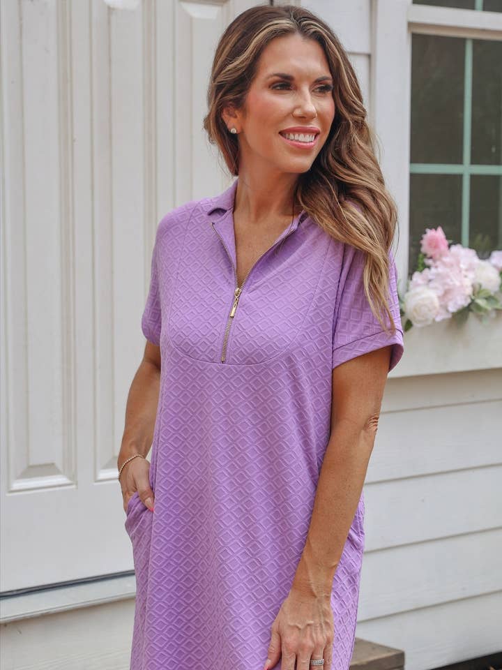 Ezra Texturiertes Reißverschlusskleid - Lavendel für den Großhandel von Jess Lea
