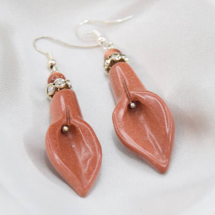 Boucles d'oreilles Calla Lily - Goldstone pour la vente par Fox and Bunny Rise