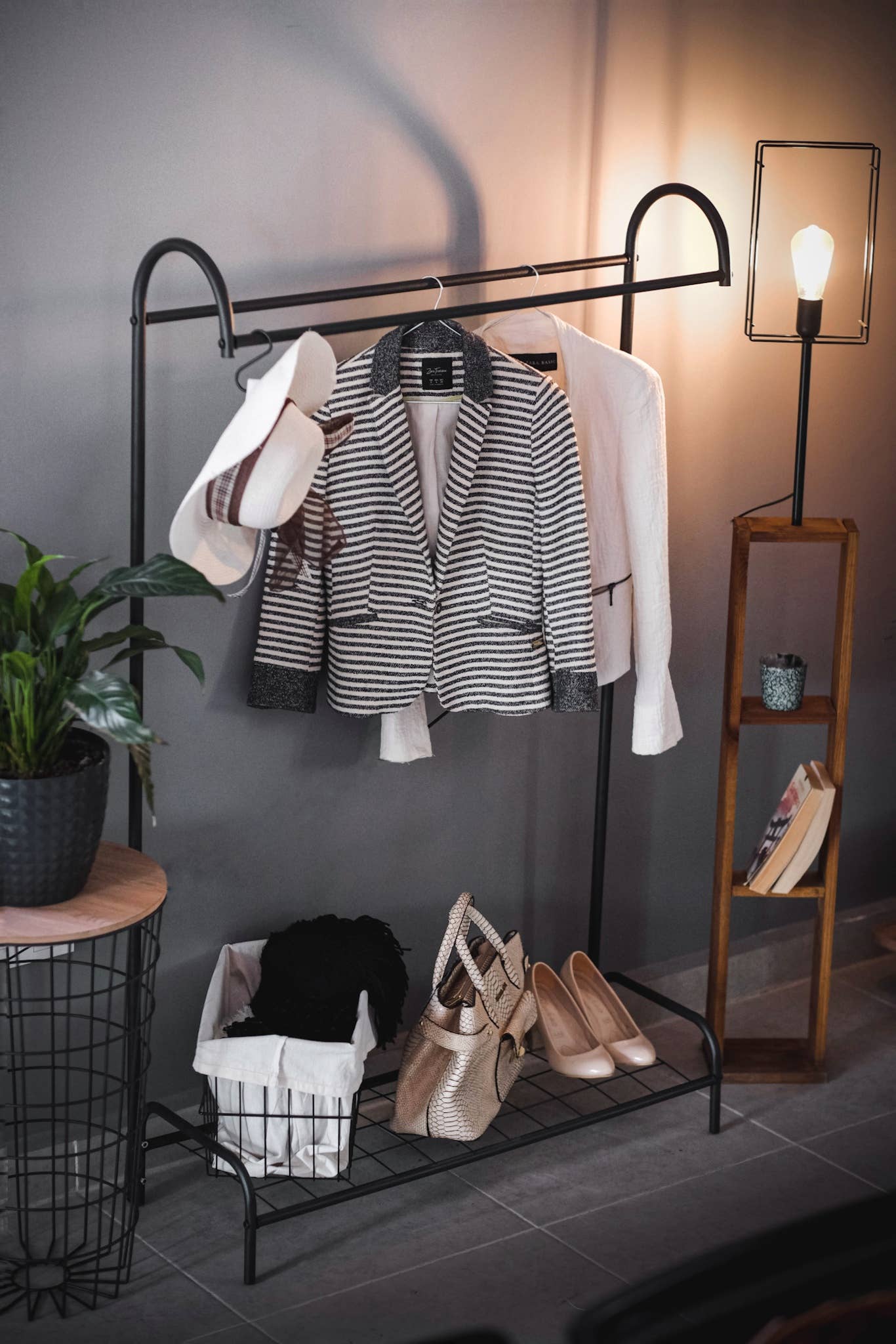 WDMT - Wholesale Kapstok - Metalen kledingrek met halve maan en één stang van WDMT4