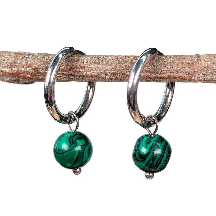 18K Äkta Guldpläterade Rostfria Stål Huggie Hoop Gröna Malakit 8mm Ädelstensörhängen för wholesale av Stylish Jewelry Supply