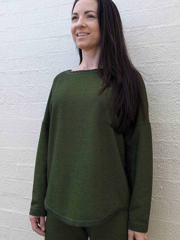 Top à manches longues et col bateau en Deep Forest pour la vente par Fit Bird