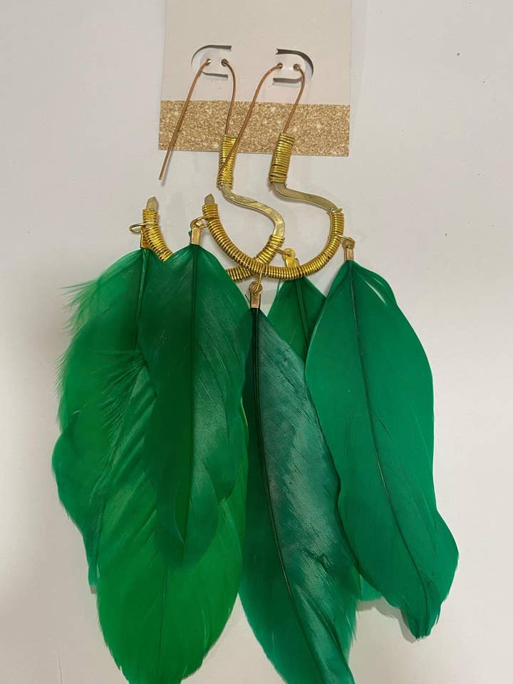 Boucles d'oreilles créoles industrielles à trois plumes pour la vente par Angela Catirina Jones