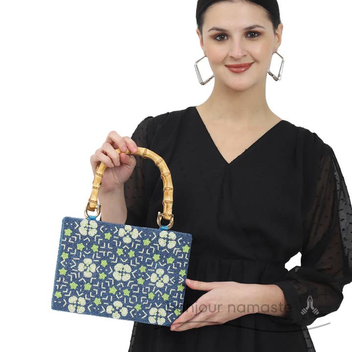 Sac à main de créateur vert et bleu marine avec poignée en bois pour la vente par Bonjour Namaste