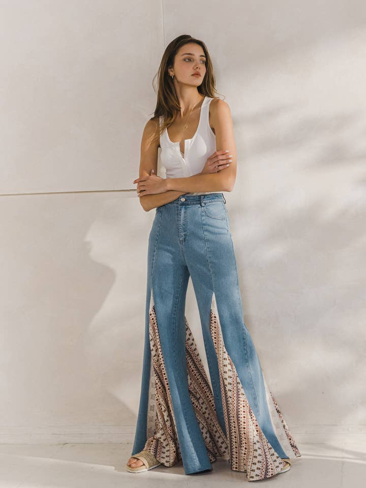 CALÇA JEANS DE PERNA LARGA COM DETALHE EM RENDA 2481PIC LT DENIM por atacado de WISTERIA LANE