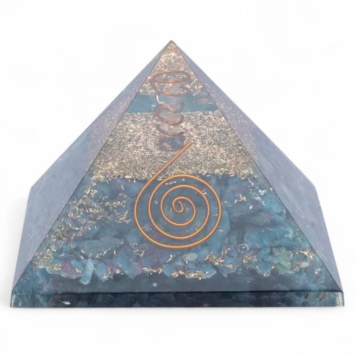 Piramide di orgonite rubino su cianite (70mm) per la vendita all'ingrosso da parte di La Boîte à Cailloux