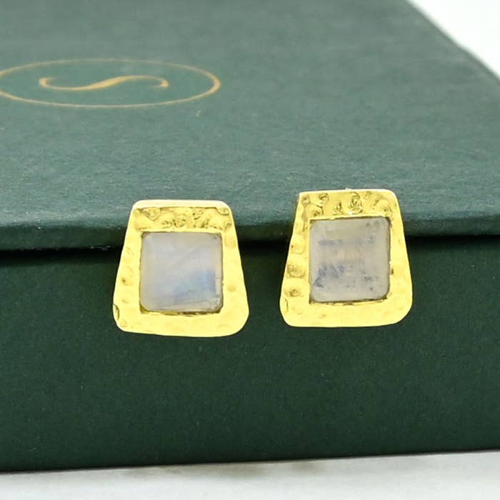 Aria Ohrstecker vergoldet - Regenbogenmondstein für den Großhandel von Schmuckoo Berlin