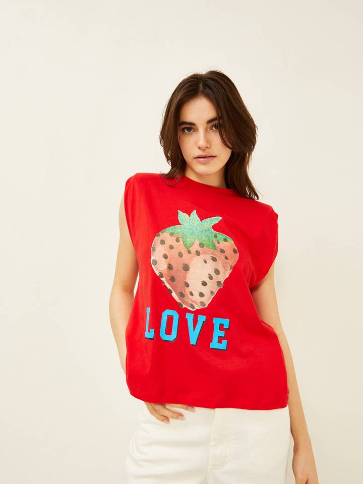 T-shirt med jordbærprint og LOVE-tekst for engroshandel hos Souvenir