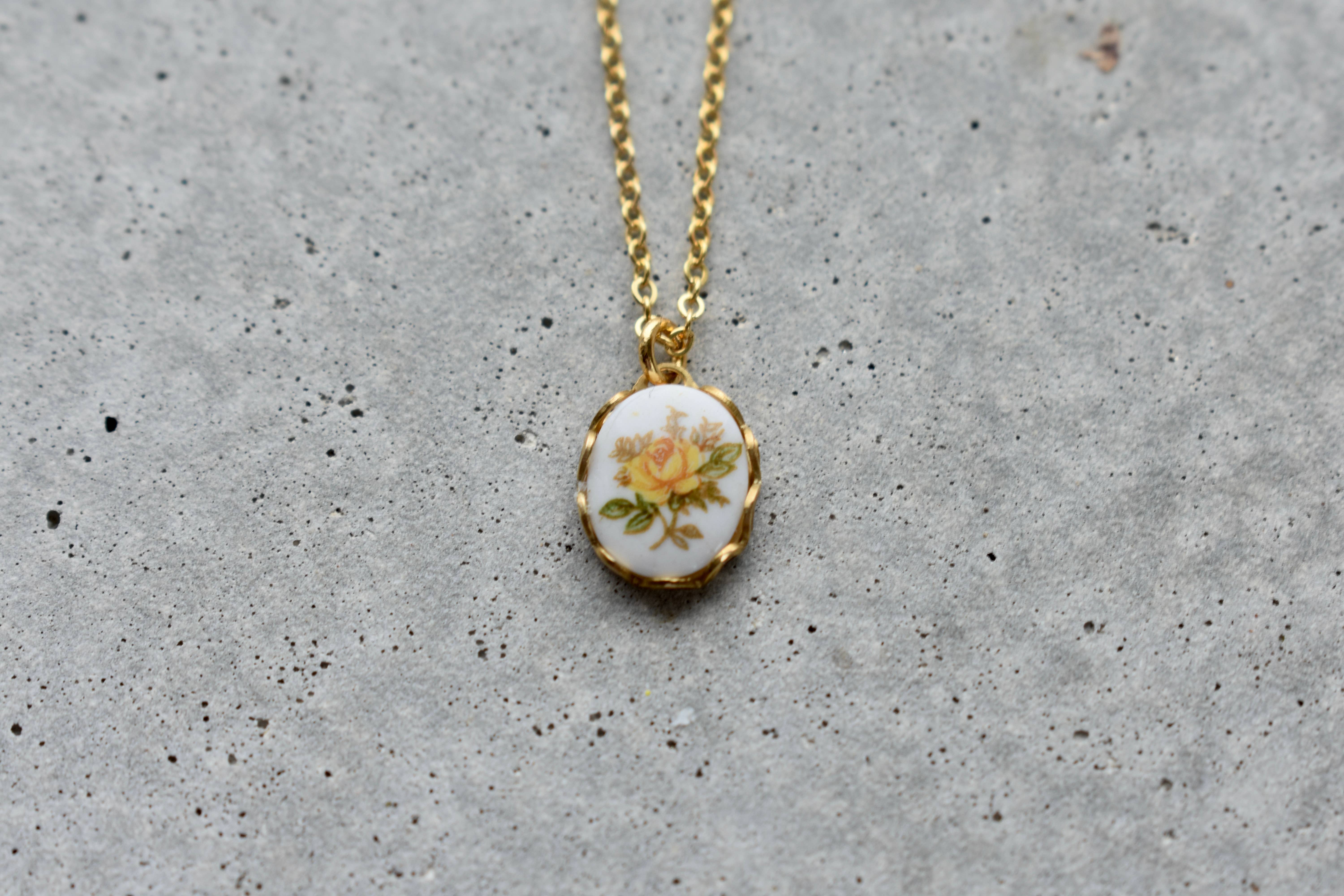 Vintage Acorn - Wholesale Pendant/Charm Necklace - Vintage Floral Necklace - Yellow Rose2