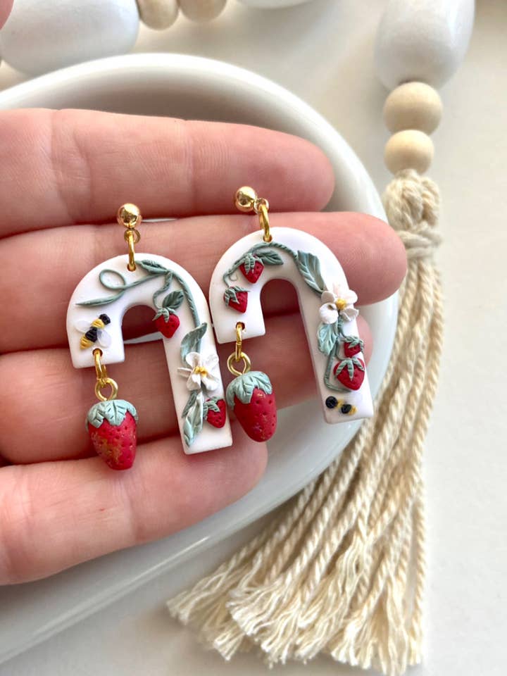 Arco de morango
Dangles por atacado de Everything Ky and I