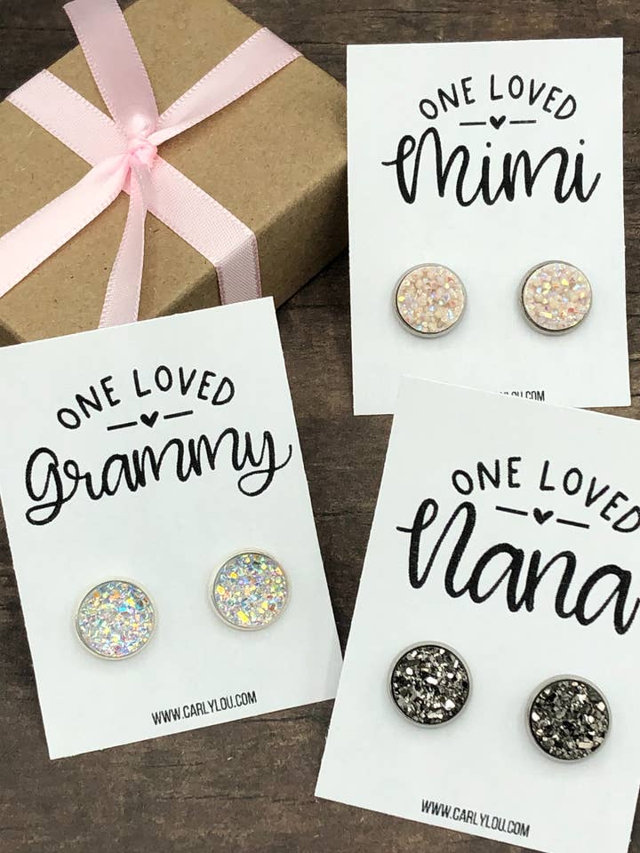 Boucles d'oreilles One Loved Grandma, cadeau pour la fête des mères pour la vente par Carly Lou