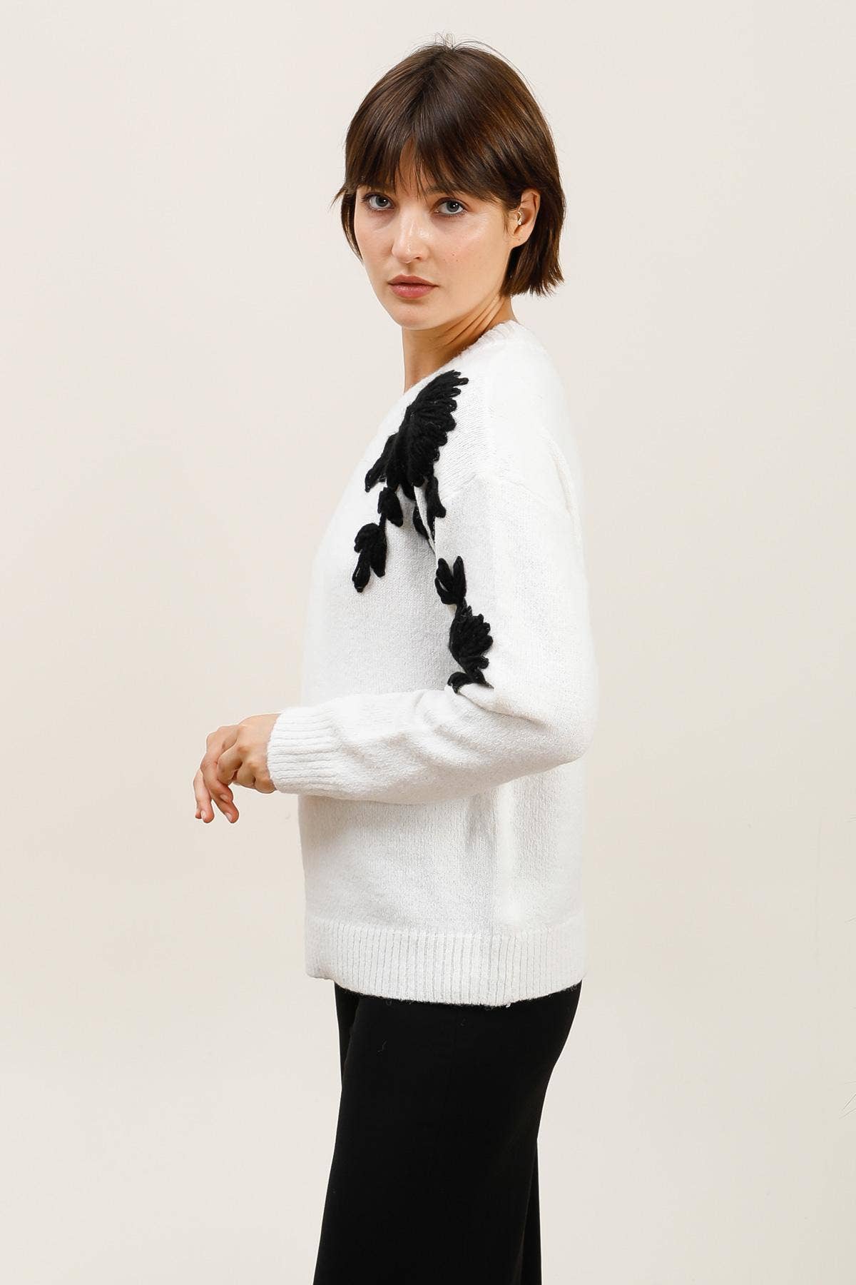 DIX-ONZE - Vendita all'ingrosso Maglione tricot - Donna - Maglione Morbido con Fiori Ricamati – Dettaglio in Rilievo2