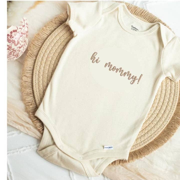 Broderad "Hej Mamma" body eller t-shirt för nyfödda för wholesale av ART OF DOTS