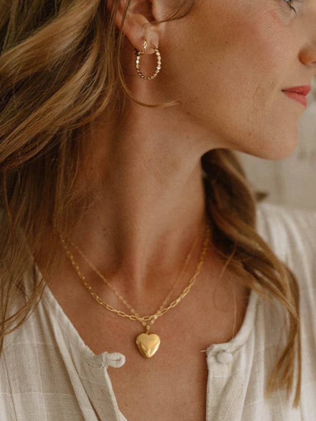 Collier médaillon coeur pour la vente par Stamped and Finch