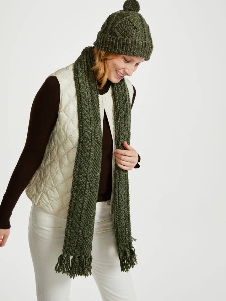 Kinard aranskimössa i grönt för wholesale av Aran Woollen Mills