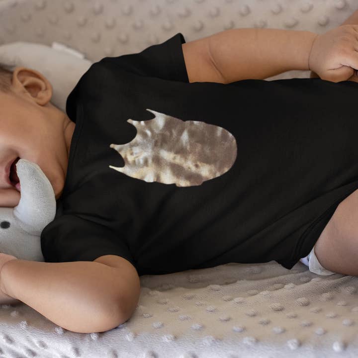 Combinaison Biggie pour bébé Silhouette dorée pour la vente par The Blacknificent