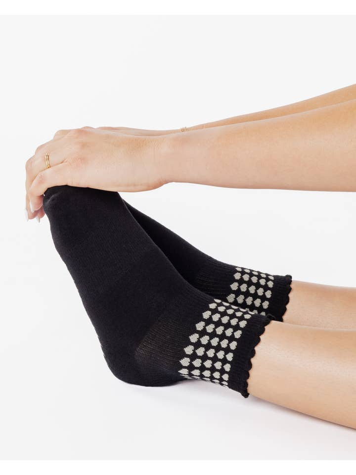 Pointe Studio - Wholesale Socks - Women's - Women's Sweetheart Ankle Grip Sock