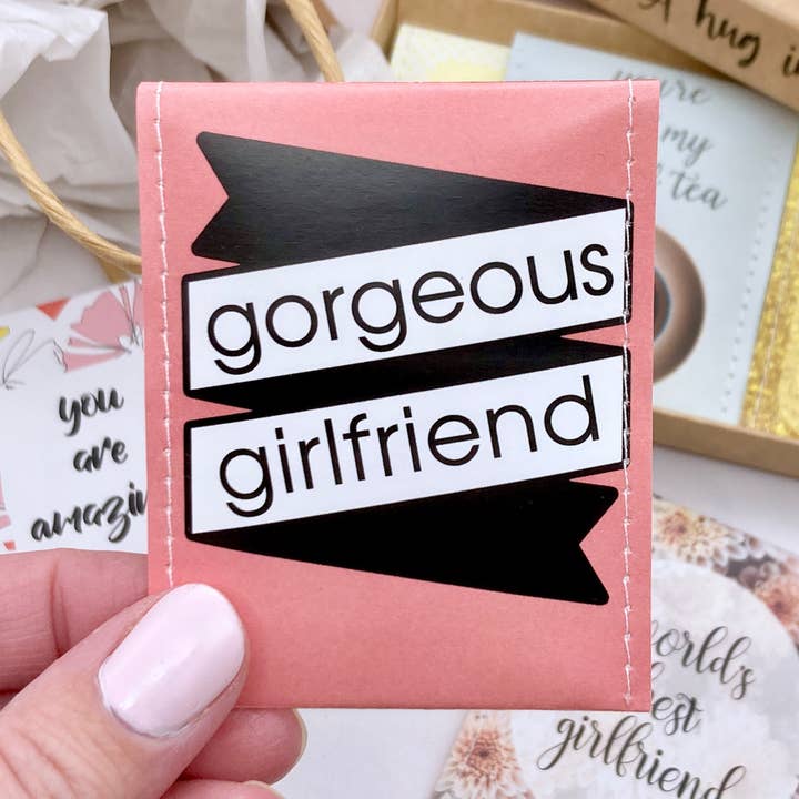 Coffret cadeau thé petite amie pour la vente par Victoria Mae Designs