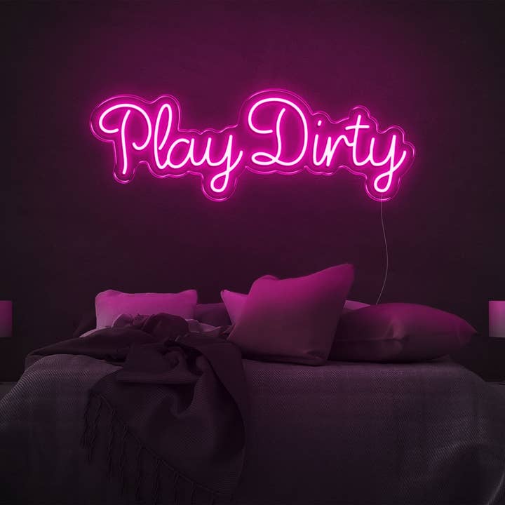 Enseigne au néon LED "Play Dirty" - Pièce audacieuse pour la vente par BeNeonUnicorn