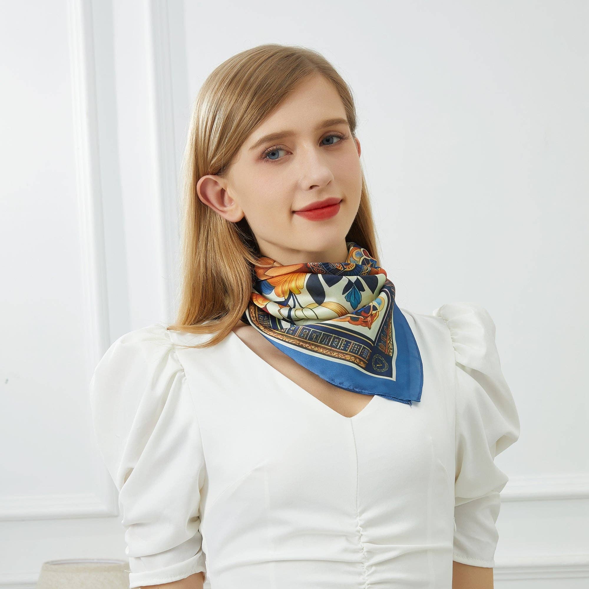 Multicolore Sciarpa quadrata in seta Royal Flowers in vendita all'ingrosso su Faire2