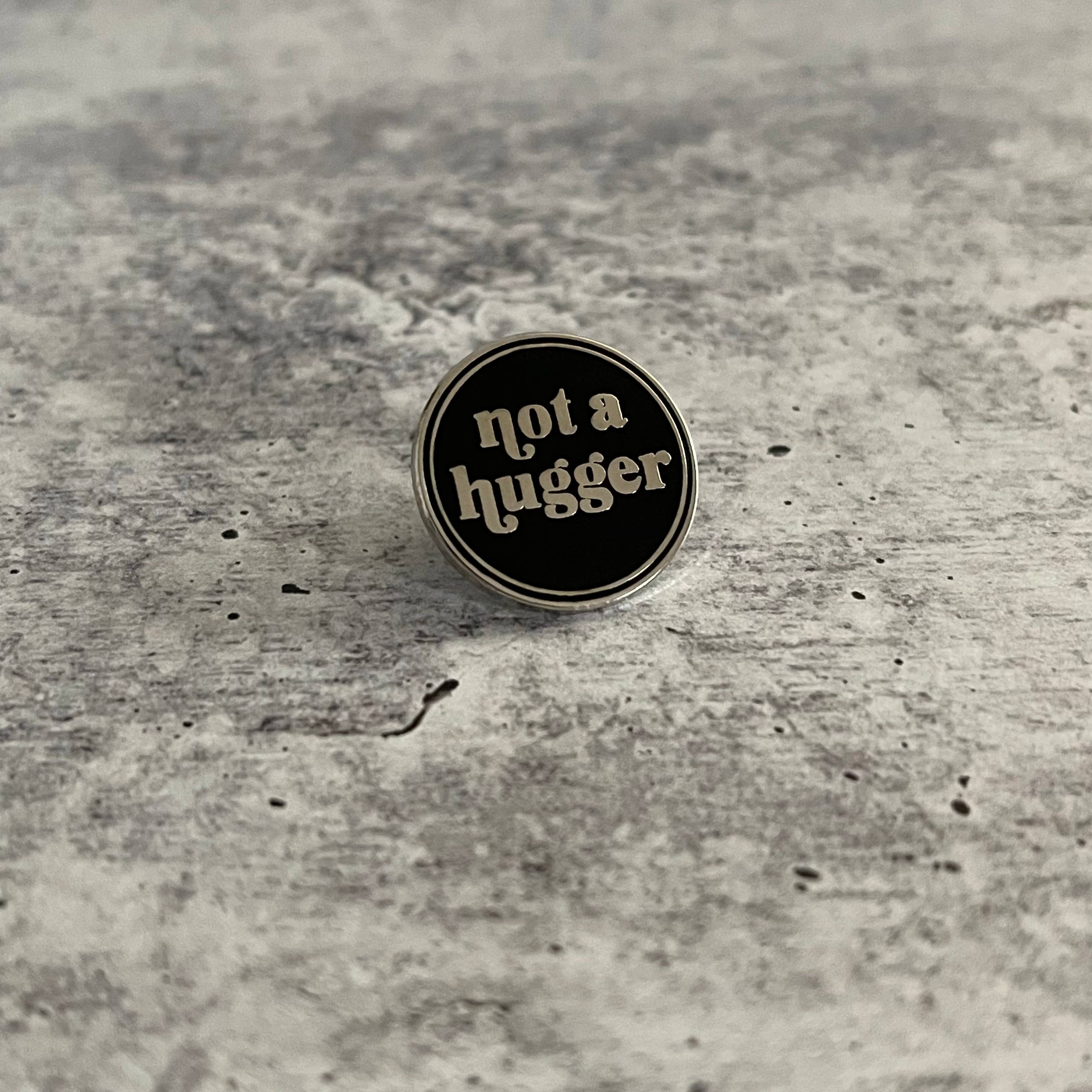 The Silver Spider - Vendita all'ingrosso Spilla da bavero - Spilla smaltata Not a Hugger1