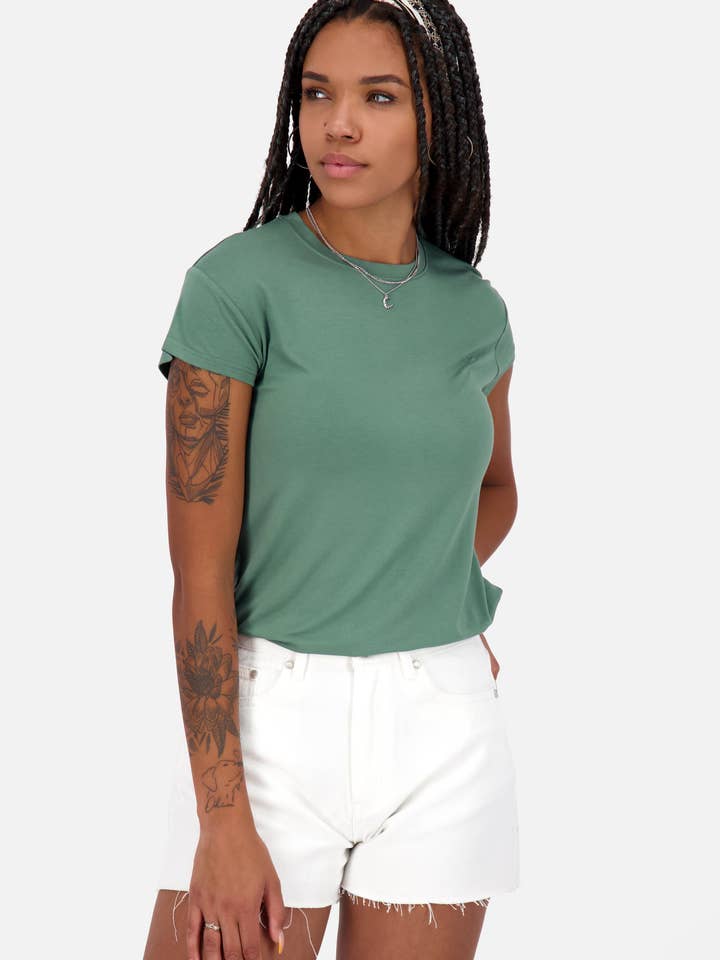 T-shirt Mimmyak A Sage Leaf pour femme pour la vente par Alife & Kickin