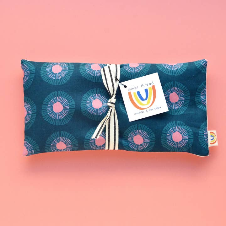 Seaside Daisy i marineblå og lyserød vægtet øjenpude for engroshandel hos Minor Thread