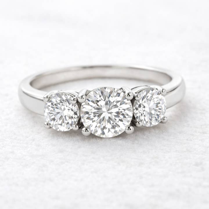 Anillo de Cristal Swarovski de Tres Piedras Atemporal para venta al por mayor de Glimmering Handmade