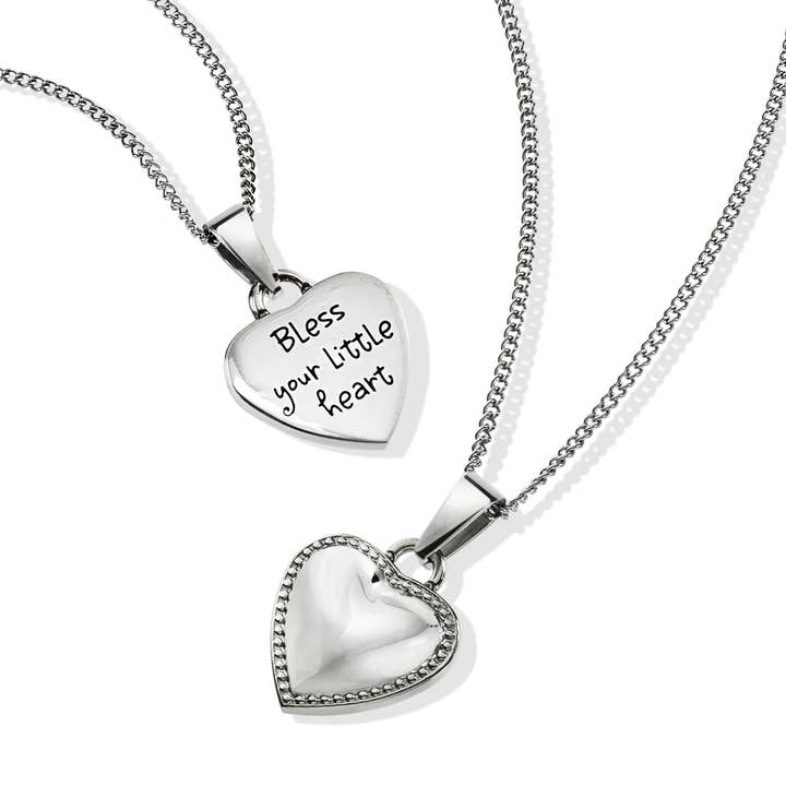 Ciondolo per bambina con incisione «Bless Your Little Heart» per la vendita all'ingrosso da parte di Joyful Sentiments