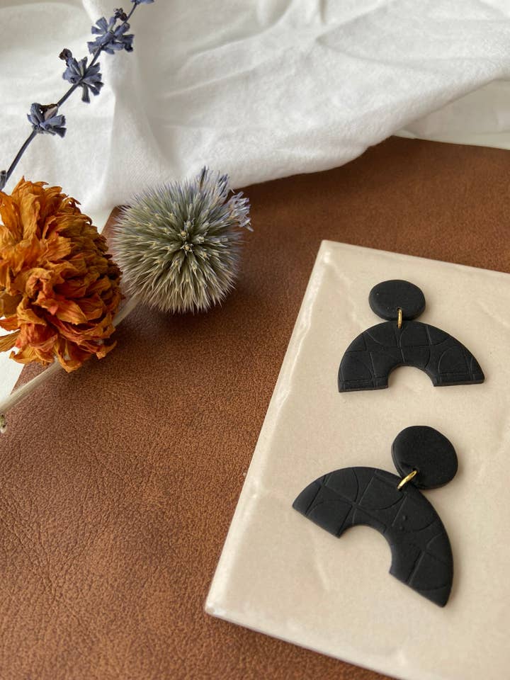 The Avery, Bogenohrringe aus Polymerton, schwarze Ohrringe für den Großhandel von ClayThings Shoppe