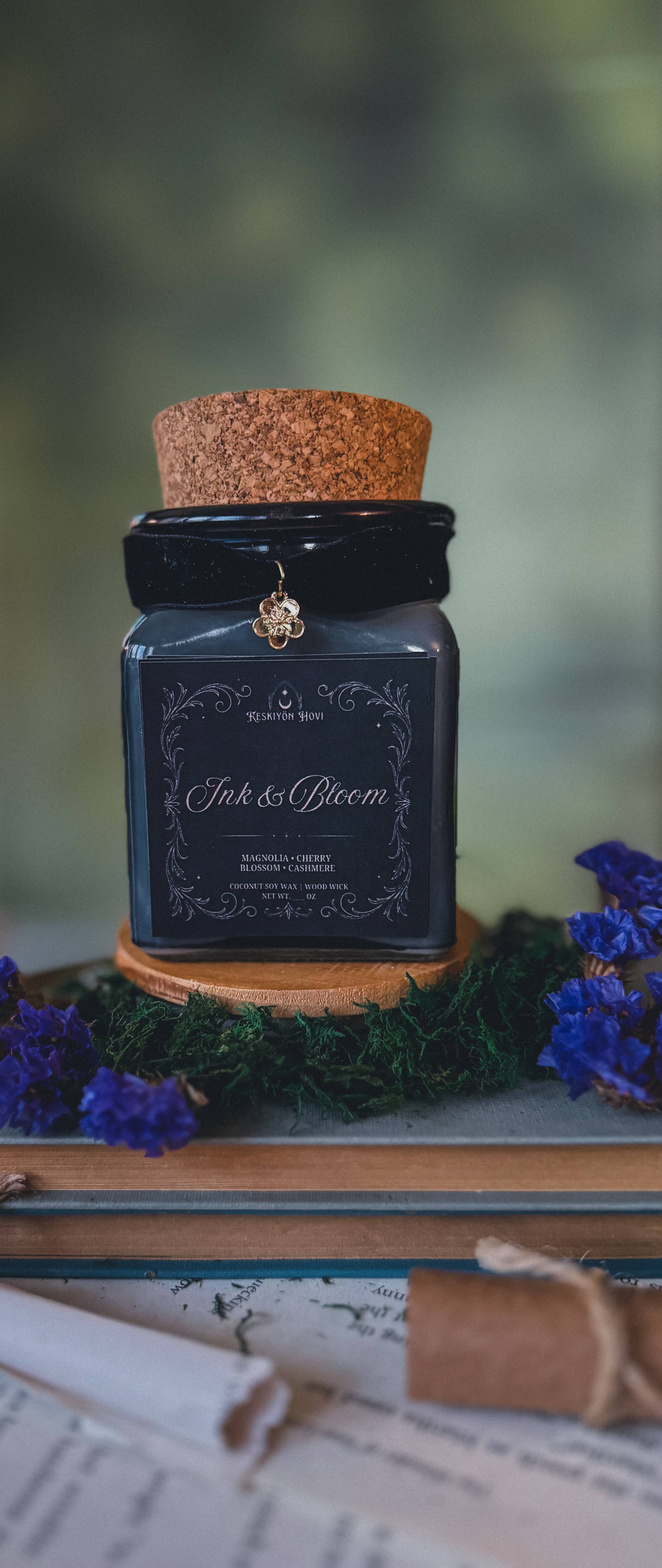 Keskiyön Hovi FKA Midnight Muse Candles - Wholesale Jar/filled candle - Ink & Bloom Literary Candle With Charm - Cherry Blossom