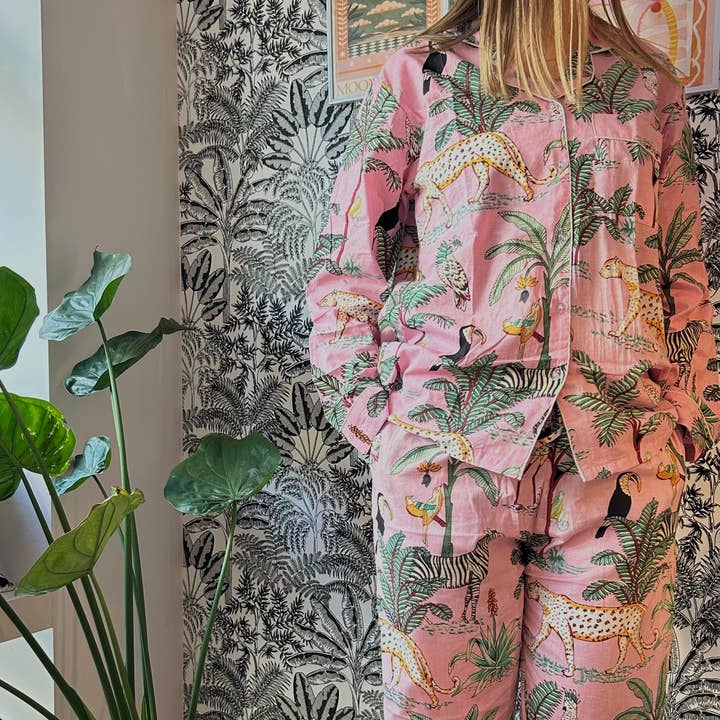 Pigiama Savana Rosa e ulteriori Risultati per pigiami lol all'ingrosso. Resi gratuiti e termini di pagamento a 60 giorni su Faire in tendenza su Faire.