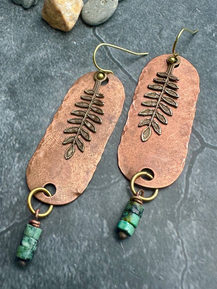 Boucles d'oreilles - Cuivre massif martelé à la main avec turquoise africaine pour la vente par The Sunstone on Main
