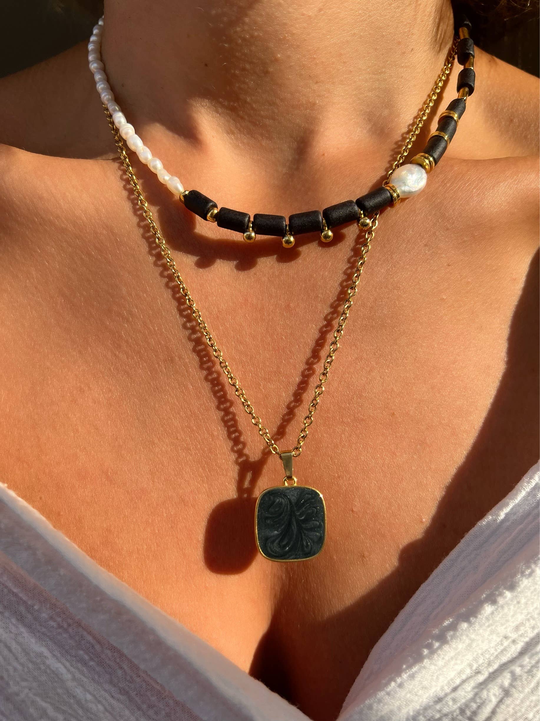 Christina Christi - Vente Colliers à pendentif - Collier pendentif carré en or délicat, collier perlé de perles3