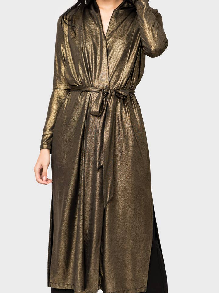 Plumeau en tricot aluminium avec ceinture à nouer pour la vente par Gibsonlook