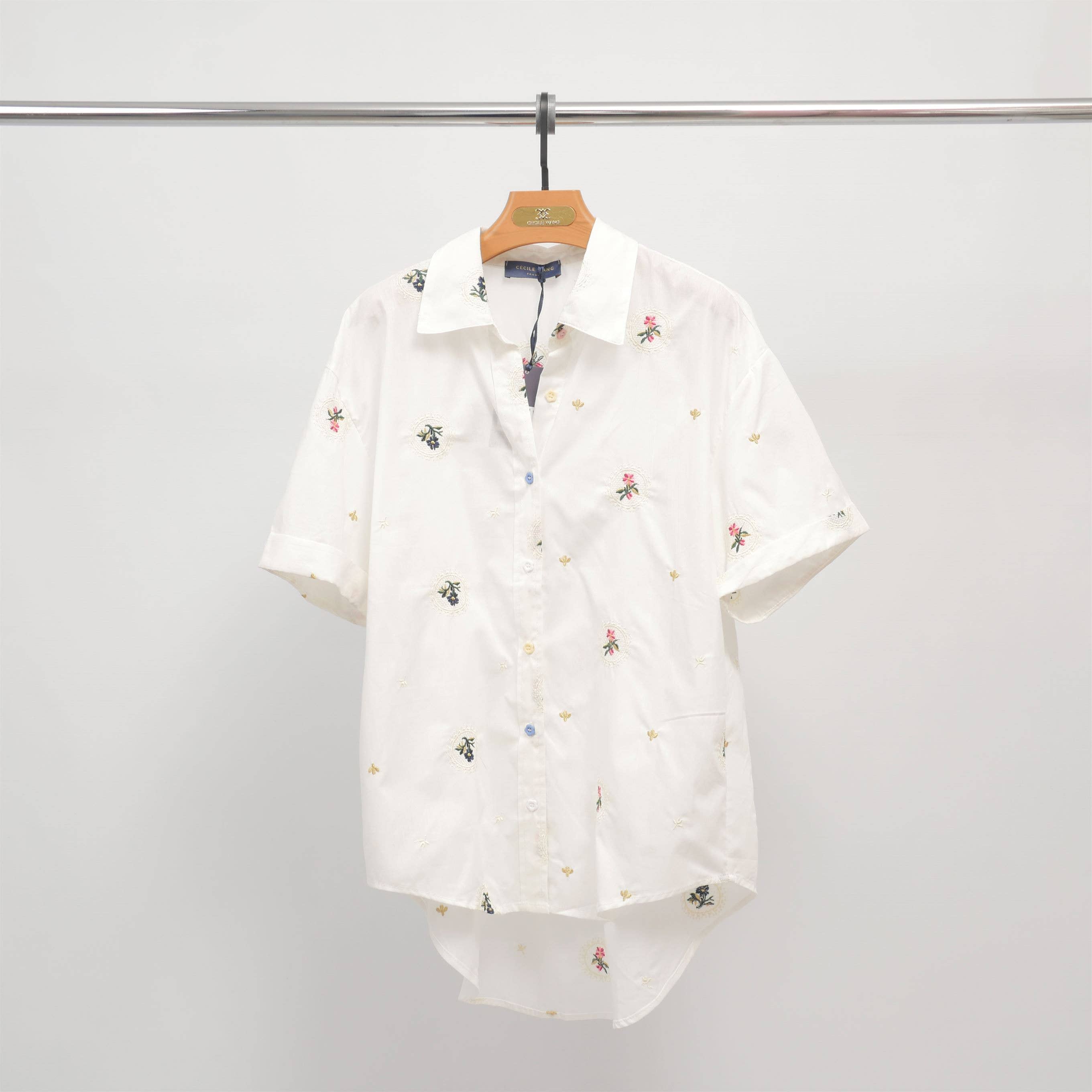 Hvid Bomuldsskjorte med blomsterbroderi FIT4762533 for engroshandel på Faire2