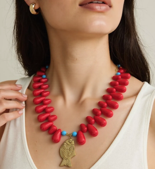 HoopLa - Venta al por mayor Collares con colgantes/abalorios - Collar llamativo Lucky Fish con cuentas de resina y colgante de pez dorado tallado a mano2