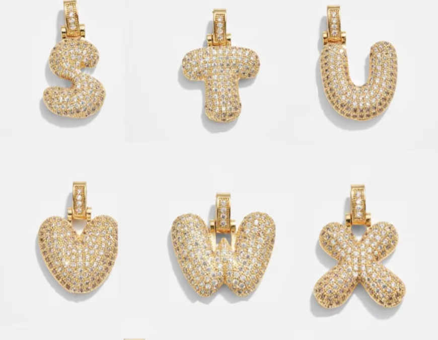 Ouro amarelo Pavé Bubble Letter Iniciais Colar em Aço Ouro 14K para venda a revendedores na Faire42