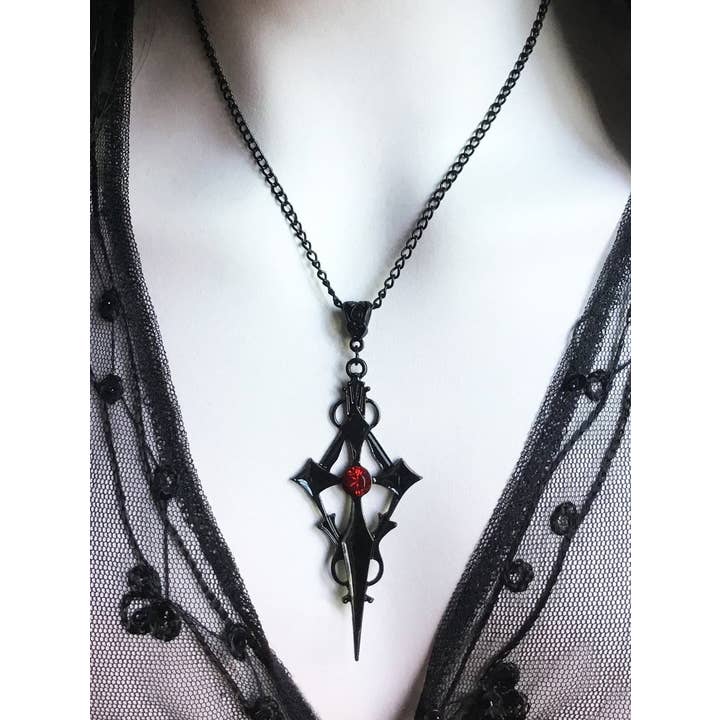 Collana nera a forma di vampiro con croce a punta per la vendita all'ingrosso da parte di Tourtiwi
