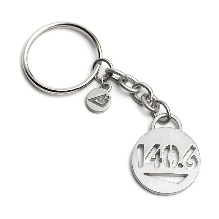 140.6 Järn Avstånd Triathlon Nyckelring för wholesale av ATHLETE INSPIRED, Inc.