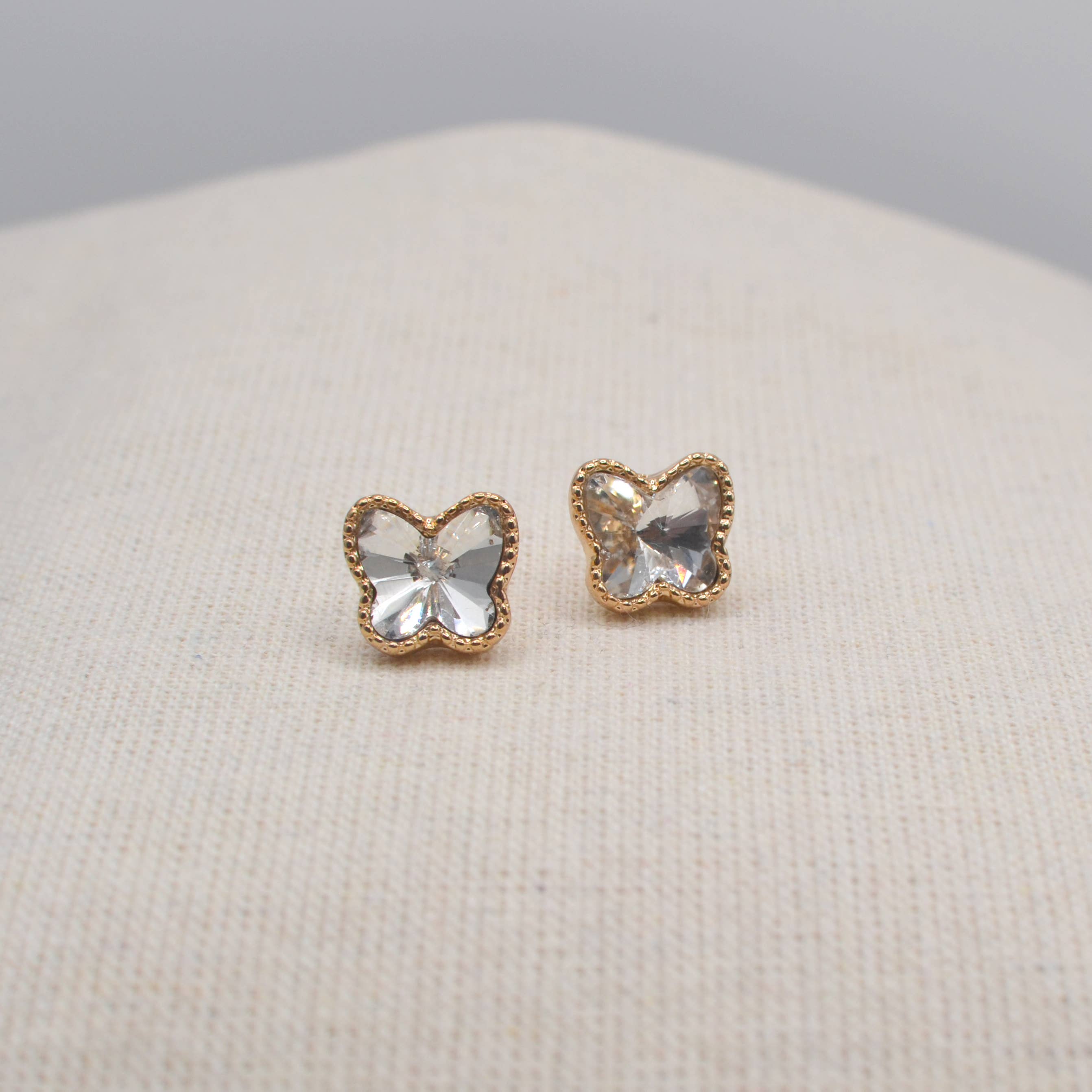 StarryNYC - Venta al por mayor Pendientes de botón/aretes de poste - Pendientes de tuerca con cristales de cristal con marco de mariposa1