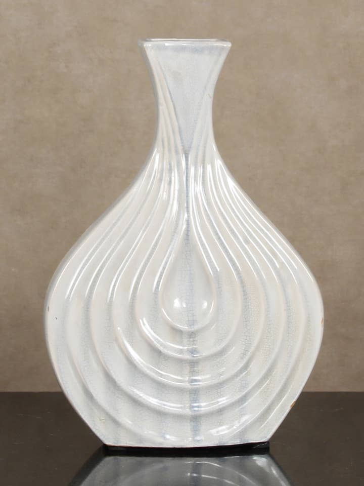 Petit vase en céramique gris Swoop pour la vente par Accessories by Sherwood