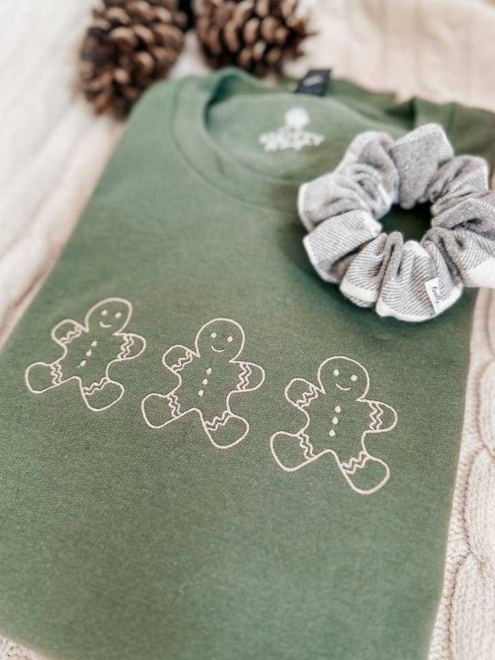 Chandail brodé Gingerbread Trio pour la vente par Knotty But Sweet