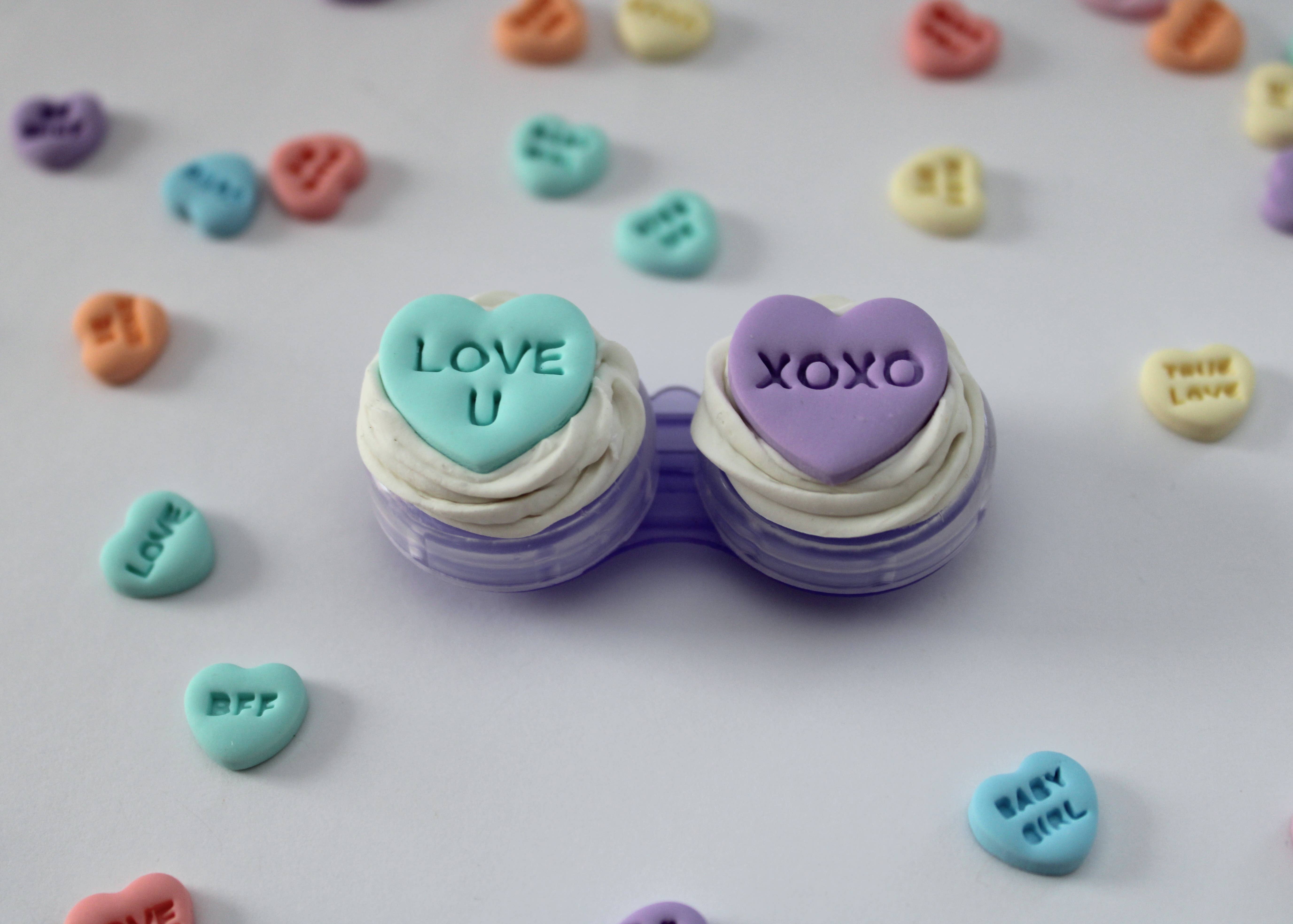 Sweets & Pearls – Großhandel Brillenetuis & -halter – Damen – Decoden Kontaktlinsenbehälter mit Polymer Clay Herzen8