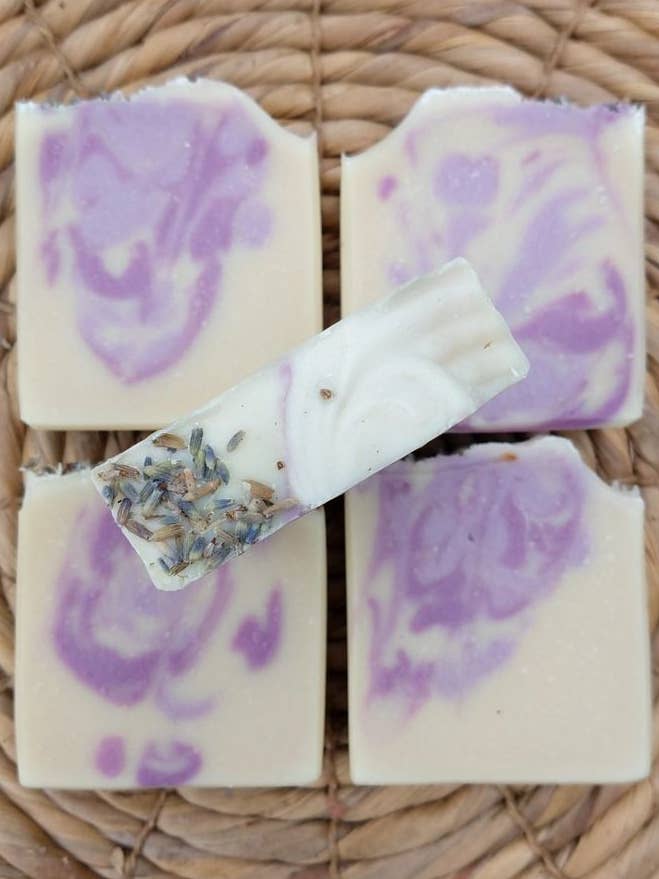 Savon au lait de chèvre à la fleur de lavande pour la vente par Hibiscus Artisan Soaps