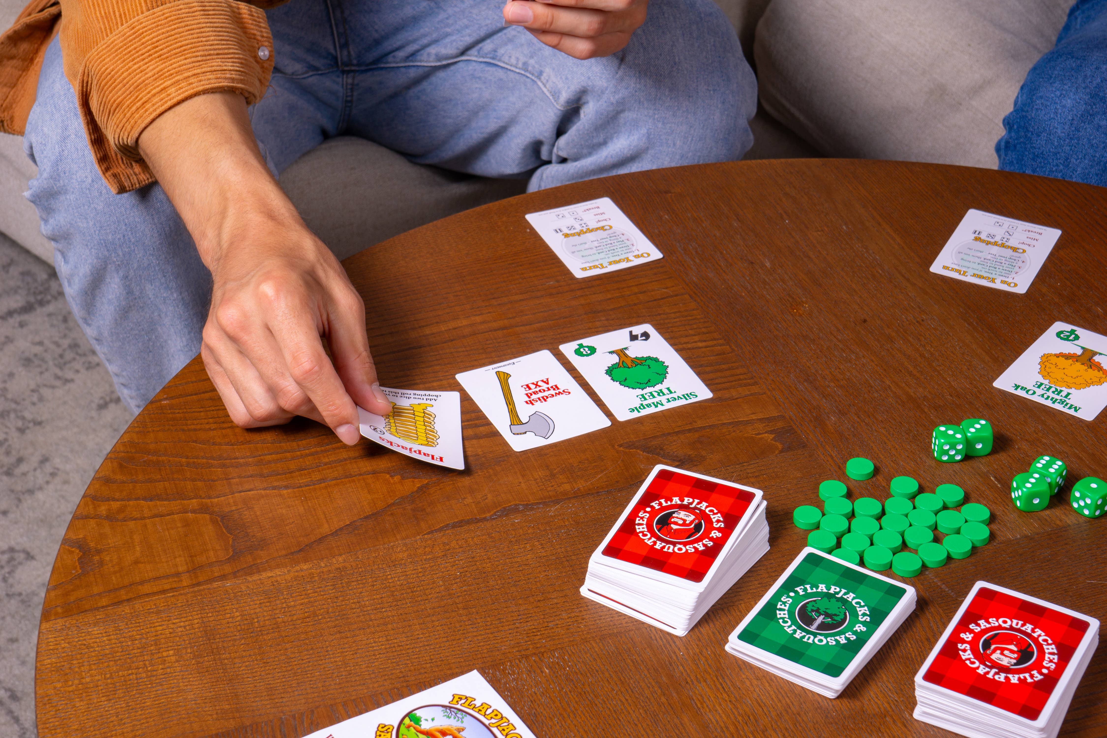 Left Justified Studio & Prolific Games - Wholesale Kaartspel - Flapjacks & Sasquatches — Een houthakkerskaartspel voor het hele gezin10