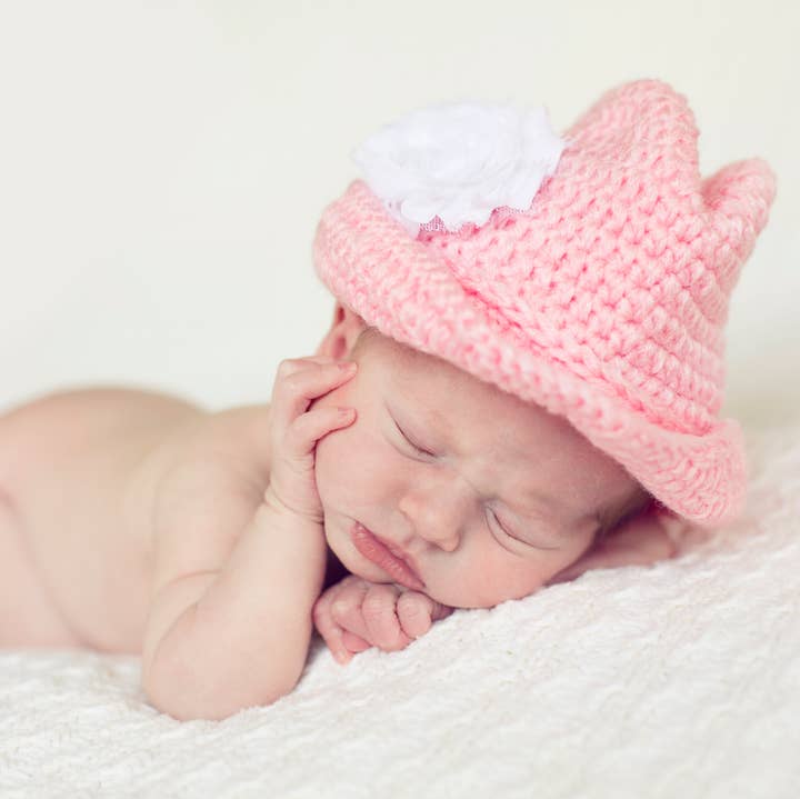 Bonnet de cow-boy à la main en crochet rose pour la vente par The Daisy Baby LLC