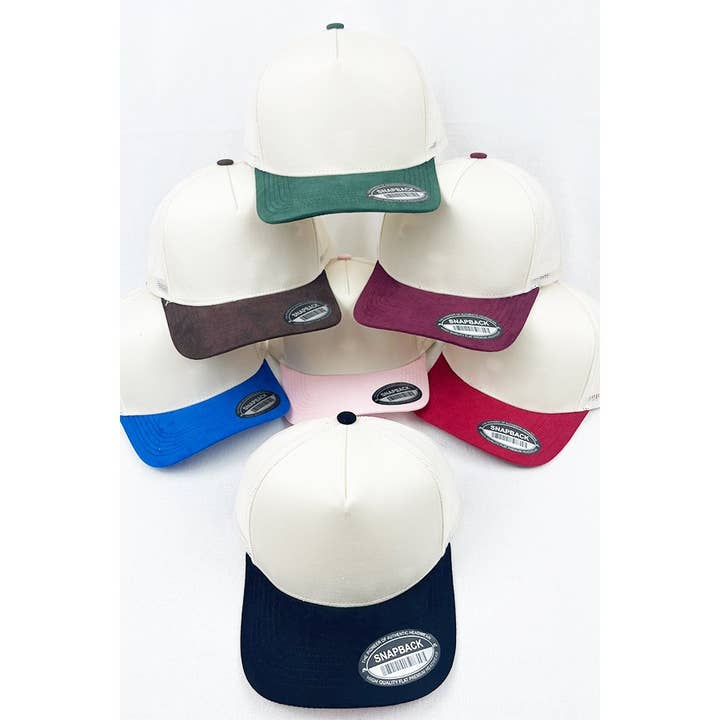 Casquette de baseball à bouton-pression avec dos en mesh et combinaison de faux daim crème pour la vente par Love and Repeat